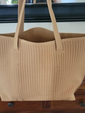 Vivaia The Daily Tote In Khaki Brown